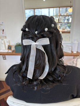 ヘアーアンドメイクアップモパ ハーフアップ