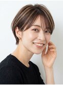 レイヤーカットショートボブ白髪ぼかしハイライト顔周り