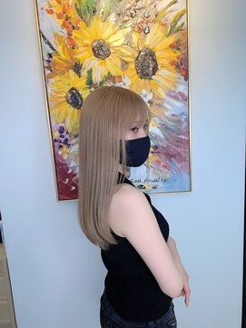 イーラ(era) 《era》ブリーチあり ペールベージュ 艶ツヤストレート みわ