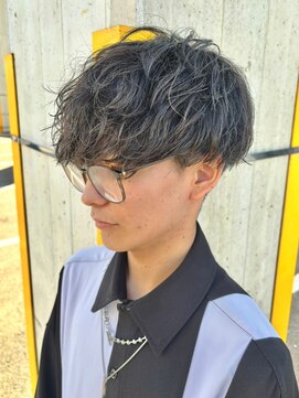 ヒュイル バイ ニアウ(Hwyl by Niau) メンズマッシュパーマスパイラルパーマニュアンスパーマ眉毛