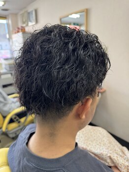 アツミの写真/顔そりで整えた清潔感のある肌と、お洒落なパーマヘアは、ビジネスシーンでも注目されること間違いなし。