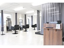 お客さま同士の視線が合わない仕切りでリラックス空間をご提供