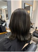 外ハネで動きを出した大人ミディアム