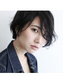 無造作・黒髪×小顔に見える前下がり大人ショート《Cura山口》