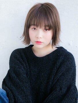 ルティア(Lutia) アッシュブラウン 切りっぱなしボブ 外ハネ