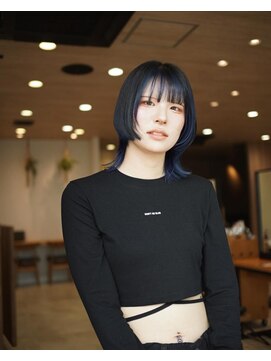 ミューズ バイ ケンジ(MUSE by KENJE) ミディアムウルフ × インナーカラーブルー