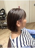 イヤリングカラー×ボブ×大人女性×コーラルピンク×似合わせ