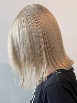 ホワイトミルクティーベージュ／ブリーチ2回 ／透明感カラー