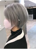ハイトーングレーカラー×ショートカット