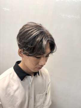 アイズ 海老名(AIZU) センターパート　メンズバレイヤージュ　シルバーカラー　眉毛