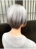 シルバーホワイト×ひし形ショートボブ