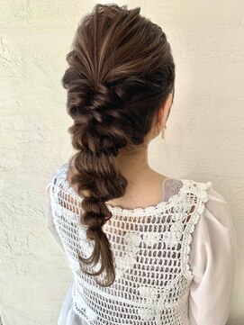 オーロ 西大寺店(ORO) 結婚式などで目立つ編み下ろしアレンジ