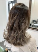 くすみ系ベージュ×外ハネ