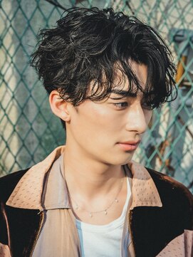 オーシャントーキョーオーバー(OCEAN TOKYO OVER) フェザースパイラルパーマショート センターパート黒髪社会人