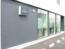 住宅街にたたずむ、スタイリッシュな建物、店舗前駐車場です。