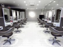 クラメール 黒崎コムシティ店(Kraemer)の雰囲気（フロアは白とグレーを基調とした明るくスタイリッシュな雰囲気）