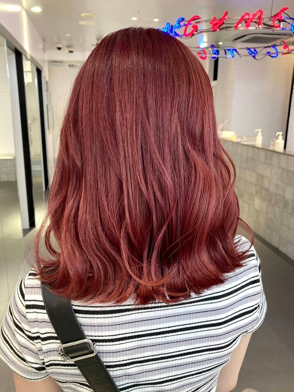 レッドネイビーヘア 2025年夏】レッドカラーの髪型・ヘアアレンジ｜人気順