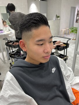 キートス(Kiitos) スキンフェード七三分け/ストリートスタイル