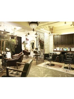 喧騒から離れ、アンティークに囲まれた上質空間。大人女性のための、優雅なサロンタイムをお届け*[経堂駅]