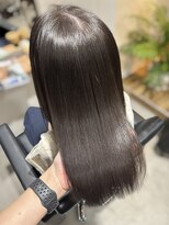 キニ(KINI) オリーブベージュで、柔らかく艶のある髪へ