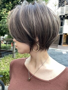 ラフ 新宿(Laff) 似合わせカット小顔ショートボブ 丸みショート ハイライトカラー