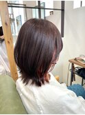 ピンクベージュのインナーカラー/肩につく外はねボブ