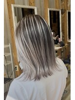 ラグーン(LAGOON)&nbsp;バレイヤージュグレージュハイライトダブルカラーケアブリーチ