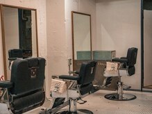 ノットバッドバーバー(NOT BAD BARBER)の雰囲気（カットスペースは白を基調としたタイルでクリーンなイメージに。）