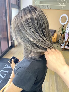 アイズ 東海大前(AIZU) バレイヤージュシルバー 小田原 伊勢原 秦野 厚木