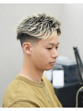 スラッシュ(SLASH) フェザーショート/刈り上げショート/アップバング/フェード/姫路