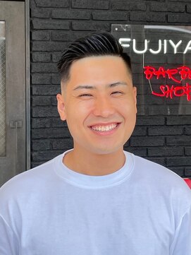 フジヤマバーバーショップ アジト(FUJIYAMA BARBER SHOP ajito) サイドパート【藤本ユースケ】