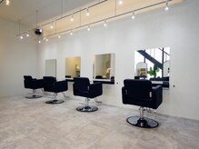 アグ ヘアー ネスト 茨木店(Agu hair nest)の雰囲気(白を基調とした清潔かつ落ち着いた空間です◆髪質改善★茨木★艶)