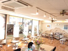 ヘアープロスパーの雰囲気（広々とした店内）