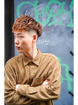 クロムトウキョウ ザ バーバー ネオン 新宿店(CHROM TOKYO the Barber ne/on) ショートフェード＋ツイストスパイラル/刈り上げ