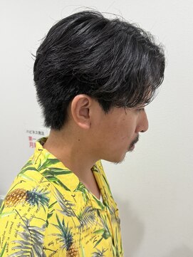 ヒュイル バイ ニアウ(Hwyl by Niau) メンズセンターパートニュアンスパーマスパイラルパーマ刈り上げ