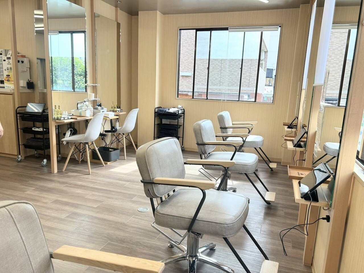 美容室木製店舗カウンター 淡いクリーム色【本日限定最終値下げ】 2階の美容室｜ホットペッパービューティー
