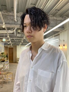 ガレージ バイ グリーン 原宿 表参道(Garage by green) 【JINKI】 低めの刈り上げセンターパート×波巻きスパイラル