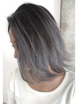 ナンバースリー 溝の口店(Number Three) 外ハネボブのシルバーバレイヤージュ