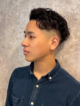 キタセンジュバーバー バイ ティーズ(KITASENJU BARBER by T's) フェード　スパイラルパーマ
