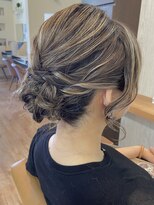 ヴィサージュクルー(VISAGE crew)&nbsp;控えめシンプルなシニヨンデザイン！