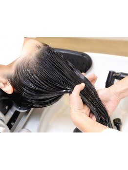 頭皮環境からアプローチする"髪質改善"に特化☆こだわりの「ツヤ髪エステ」専門サロンで極上の手触りに。
