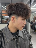 ニコ トウキョウ ロジック(nico TOKYO Logic)&nbsp;スペインカールホワイトメッシュフェードメンズ髪型短髪