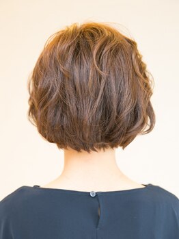 白髪が気になり始めた方にオススメ◎ダメージレス・艶感のある仕上がりで、大人女性の強い味方♪