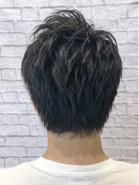 ミーティア バイ クアトロ(Meteor By QUATRO) ドライな質感とシャープな前髪で2ブロックをブラッシュアップ