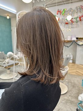 ロミー 本厚木(ROMMY.) 大人可愛いミディアムレイアーミルクティーアッシュ