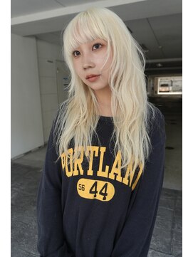 ピア ヤクイン(Pia Yakuin) レイヤーカット　ハイトーンカラー