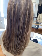 白髪を“隠す”ではなく“魅せる”ヘアスタイルへ。