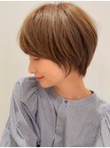 小顔マッシュショートレイヤーボブハンサムショートミルクティー