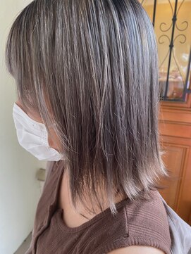 パディントン(Paddington) 透明感なサファイアカラー☆ラインがポイントのブラントボブ♪