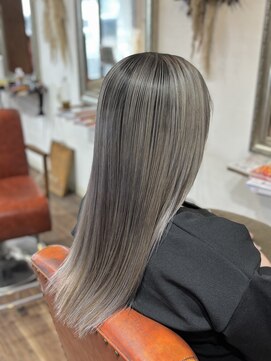 ヘアメイク アンフィ(amphi) くすみシルバー